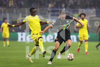 2021-10-19 - Stefan de Vrij of FC Internazionale fights for the ball against Adama Traore of FC Sheriff Tiraspol during the UEFA Champions League 2021/22 Group Stage - Group D football match between FC Internazionale and FC Sheriff Tiraspol at Giuseppe Meazza Stadium, Milan, Italy on October 19, 2021 - INTER - FC INTERNAZIONALE VS SHERIFF TIRASPOL - UEFA CHAMPIONS LEAGUE - SOCCER