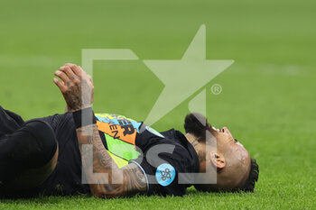 2021-10-19 - Arturo Vidal of FC Internazionale injured during the UEFA Champions League 2021/22 Group Stage - Group D football match between FC Internazionale and FC Sheriff Tiraspol at Giuseppe Meazza Stadium, Milan, Italy on October 19, 2021 - INTER - FC INTERNAZIONALE VS SHERIFF TIRASPOL - UEFA CHAMPIONS LEAGUE - SOCCER