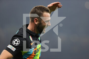 2021-10-19 - Stefan de Vrij of FC Internazionale celebrates after scoring a goal during the UEFA Champions League 2021/22 Group Stage - Group D football match between FC Internazionale and FC Sheriff Tiraspol at Giuseppe Meazza Stadium, Milan, Italy on October 19, 2021 - INTER - FC INTERNAZIONALE VS SHERIFF TIRASPOL - UEFA CHAMPIONS LEAGUE - SOCCER