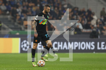 2021-10-19 - Marcelo Brozovic of FC Internazionale in action during the UEFA Champions League 2021/22 Group Stage - Group D football match between FC Internazionale and FC Sheriff Tiraspol at Giuseppe Meazza Stadium, Milan, Italy on October 19, 2021 - INTER - FC INTERNAZIONALE VS SHERIFF TIRASPOL - UEFA CHAMPIONS LEAGUE - SOCCER