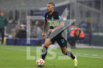 2021-10-19 - Aleksandar Kolarov of FC Internazionale in action during the UEFA Champions League 2021/22 Group Stage - Group D football match between FC Internazionale and FC Sheriff Tiraspol at Giuseppe Meazza Stadium, Milan, Italy on October 19, 2021 - INTER - FC INTERNAZIONALE VS SHERIFF TIRASPOL - UEFA CHAMPIONS LEAGUE - SOCCER