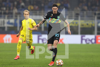 2021-10-19 - Alessandro Bastoni of FC Internazionale in action during the UEFA Champions League 2021/22 Group Stage - Group D football match between FC Internazionale and FC Sheriff Tiraspol at Giuseppe Meazza Stadium, Milan, Italy on October 19, 2021 - INTER - FC INTERNAZIONALE VS SHERIFF TIRASPOL - UEFA CHAMPIONS LEAGUE - SOCCER