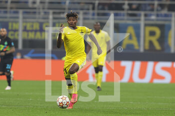 2021-10-19 - Edmund Addo of FC Sheriff Tiraspol in action during the UEFA Champions League 2021/22 Group Stage - Group D football match between FC Internazionale and FC Sheriff Tiraspol at Giuseppe Meazza Stadium, Milan, Italy on October 19, 2021 - INTER - FC INTERNAZIONALE VS SHERIFF TIRASPOL - UEFA CHAMPIONS LEAGUE - SOCCER