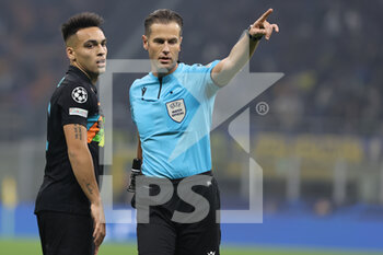 2021-10-19 - Referee Danny Makkelie gestures with Lautaro Martinez of FC Internazionale  during the UEFA Champions League 2021/22 Group Stage - Group D football match between FC Internazionale and FC Sheriff Tiraspol at Giuseppe Meazza Stadium, Milan, Italy on October 19, 2021 - INTER - FC INTERNAZIONALE VS SHERIFF TIRASPOL - UEFA CHAMPIONS LEAGUE - SOCCER