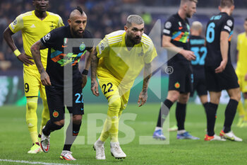 2021-10-19 - Arturo Vidal of FC Internazionale and Dimitris Kolovos of FC Sheriff Tiraspol in action during the UEFA Champions League 2021/22 Group Stage - Group D football match between FC Internazionale and FC Sheriff Tiraspol at Giuseppe Meazza Stadium, Milan, Italy on October 19, 2021 - INTER - FC INTERNAZIONALE VS SHERIFF TIRASPOL - UEFA CHAMPIONS LEAGUE - SOCCER