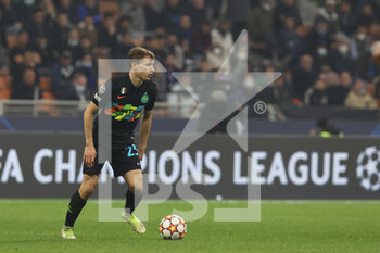 2021-10-19 - Nicolò Barella of FC Internazionale in action during the UEFA Champions League 2021/22 Group Stage - Group D football match between FC Internazionale and FC Sheriff Tiraspol at Giuseppe Meazza Stadium, Milan, Italy on October 19, 2021 - INTER - FC INTERNAZIONALE VS SHERIFF TIRASPOL - UEFA CHAMPIONS LEAGUE - SOCCER