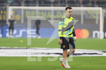 2021-10-19 - Lautaro Martinez of FC Internazionale warms up during the UEFA Champions League 2021/22 Group Stage - Group D football match between FC Internazionale and FC Sheriff Tiraspol at Giuseppe Meazza Stadium, Milan, Italy on October 19, 2021 - INTER - FC INTERNAZIONALE VS SHERIFF TIRASPOL - UEFA CHAMPIONS LEAGUE - SOCCER