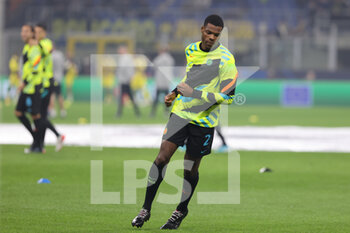 2021-10-19 - Denzel Dumfries of FC Internazionale warms up during the UEFA Champions League 2021/22 Group Stage - Group D football match between FC Internazionale and FC Sheriff Tiraspol at Giuseppe Meazza Stadium, Milan, Italy on October 19, 2021 - INTER - FC INTERNAZIONALE VS SHERIFF TIRASPOL - UEFA CHAMPIONS LEAGUE - SOCCER