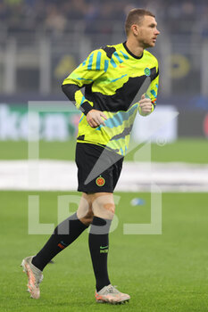 2021-10-19 - Edin Dzeko of FC Internazionale warms up during the UEFA Champions League 2021/22 Group Stage - Group D football match between FC Internazionale and FC Sheriff Tiraspol at Giuseppe Meazza Stadium, Milan, Italy on October 19, 2021 - INTER - FC INTERNAZIONALE VS SHERIFF TIRASPOL - UEFA CHAMPIONS LEAGUE - SOCCER
