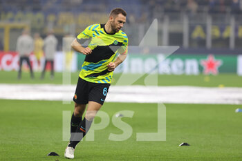 2021-10-19 - Stefan de Vrij of FC Internazionale warms up during the UEFA Champions League 2021/22 Group Stage - Group D football match between FC Internazionale and FC Sheriff Tiraspol at Giuseppe Meazza Stadium, Milan, Italy on October 19, 2021 - INTER - FC INTERNAZIONALE VS SHERIFF TIRASPOL - UEFA CHAMPIONS LEAGUE - SOCCER