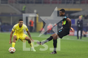 2021-10-19 - Denzel Dumfries of FC Internazionale in action during the UEFA Champions League 2021/22 Group Stage - Group D football match between FC Internazionale and FC Sheriff Tiraspol at Giuseppe Meazza Stadium, Milan, Italy on October 19, 2021 - INTER - FC INTERNAZIONALE VS SHERIFF TIRASPOL - UEFA CHAMPIONS LEAGUE - SOCCER