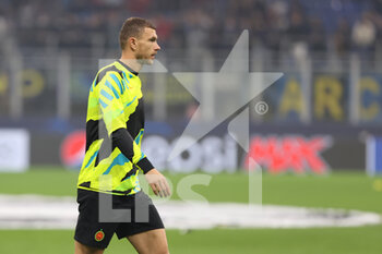 2021-10-19 - Edin Dzeko of FC Internazionale warms up during the UEFA Champions League 2021/22 Group Stage - Group D football match between FC Internazionale and FC Sheriff Tiraspol at Giuseppe Meazza Stadium, Milan, Italy on October 19, 2021 - INTER - FC INTERNAZIONALE VS SHERIFF TIRASPOL - UEFA CHAMPIONS LEAGUE - SOCCER
