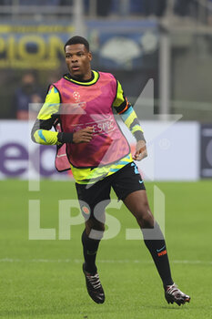 2021-10-19 - Denzel Dumfries of FC Internazionale warms up during the UEFA Champions League 2021/22 Group Stage - Group D football match between FC Internazionale and FC Sheriff Tiraspol at Giuseppe Meazza Stadium, Milan, Italy on October 19, 2021 - INTER - FC INTERNAZIONALE VS SHERIFF TIRASPOL - UEFA CHAMPIONS LEAGUE - SOCCER