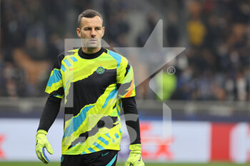 2021-10-19 - Samir Handanovic of FC Internazionale warms up during the UEFA Champions League 2021/22 Group Stage - Group D football match between FC Internazionale and FC Sheriff Tiraspol at Giuseppe Meazza Stadium, Milan, Italy on October 19, 2021 - INTER - FC INTERNAZIONALE VS SHERIFF TIRASPOL - UEFA CHAMPIONS LEAGUE - SOCCER