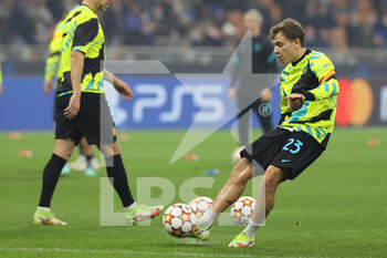2021-10-19 - Nicolò Barella of FC Internazionale warms up during the UEFA Champions League 2021/22 Group Stage - Group D football match between FC Internazionale and FC Sheriff Tiraspol at Giuseppe Meazza Stadium, Milan, Italy on October 19, 2021 - INTER - FC INTERNAZIONALE VS SHERIFF TIRASPOL - UEFA CHAMPIONS LEAGUE - SOCCER