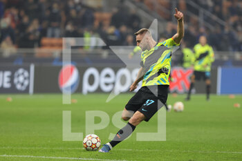 2021-10-19 - Milan Skriniar of FC Internazionale warms up during the UEFA Champions League 2021/22 Group Stage - Group D football match between FC Internazionale and FC Sheriff Tiraspol at Giuseppe Meazza Stadium, Milan, Italy on October 19, 2021 - INTER - FC INTERNAZIONALE VS SHERIFF TIRASPOL - UEFA CHAMPIONS LEAGUE - SOCCER