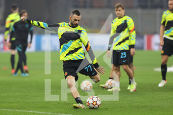 2021-10-19 - Marcelo Brozovic of FC Internazionale warms up during the UEFA Champions League 2021/22 Group Stage - Group D football match between FC Internazionale and FC Sheriff Tiraspol at Giuseppe Meazza Stadium, Milan, Italy on October 19, 2021 - INTER - FC INTERNAZIONALE VS SHERIFF TIRASPOL - UEFA CHAMPIONS LEAGUE - SOCCER