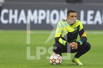 2021-10-19 - Alexis Sanchez of FC Internazionale warms up during the UEFA Champions League 2021/22 Group Stage - Group D football match between FC Internazionale and FC Sheriff Tiraspol at Giuseppe Meazza Stadium, Milan, Italy on October 19, 2021 - INTER - FC INTERNAZIONALE VS SHERIFF TIRASPOL - UEFA CHAMPIONS LEAGUE - SOCCER