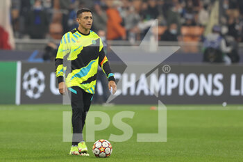 2021-10-19 - Alexis Sanchez of FC Internazionale warms up during the UEFA Champions League 2021/22 Group Stage - Group D football match between FC Internazionale and FC Sheriff Tiraspol at Giuseppe Meazza Stadium, Milan, Italy on October 19, 2021 - INTER - FC INTERNAZIONALE VS SHERIFF TIRASPOL - UEFA CHAMPIONS LEAGUE - SOCCER
