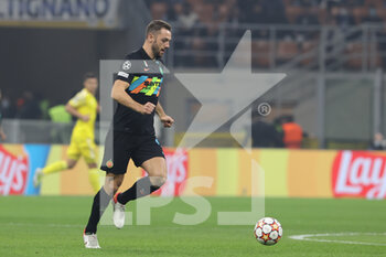 2021-10-19 - Stefan de Vrij of FC Internazionale in action during the UEFA Champions League 2021/22 Group Stage - Group D football match between FC Internazionale and FC Sheriff Tiraspol at Giuseppe Meazza Stadium, Milan, Italy on October 19, 2021 - INTER - FC INTERNAZIONALE VS SHERIFF TIRASPOL - UEFA CHAMPIONS LEAGUE - SOCCER