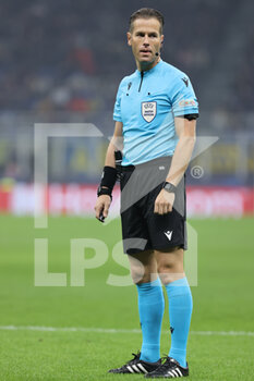 2021-10-19 - Referee Danny Makkelie during the UEFA Champions League 2021/22 Group Stage - Group D football match between FC Internazionale and FC Sheriff Tiraspol at Giuseppe Meazza Stadium, Milan, Italy on October 19, 2021 - INTER - FC INTERNAZIONALE VS SHERIFF TIRASPOL - UEFA CHAMPIONS LEAGUE - SOCCER