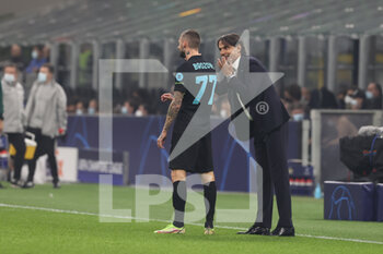 2021-10-19 - Simone Inzaghi Head Coach of FC Internazionale talks to Marcelo Brozovic of FC Internazionale during the UEFA Champions League 2021/22 Group Stage - Group D football match between FC Internazionale and FC Sheriff Tiraspol at Giuseppe Meazza Stadium, Milan, Italy on October 19, 2021 - INTER - FC INTERNAZIONALE VS SHERIFF TIRASPOL - UEFA CHAMPIONS LEAGUE - SOCCER