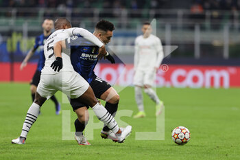 2021-11-24 - Lautaro Martinez of FC Internazionale fights for the ball against Marlon of FC Shakhtar Donetsk during the UEFA Champions League 2021/22 Group Stage - Group D football match between FC Internazionale and FC Shakhtar Donetsk at Giuseppe Meazza Stadium, Milan, Italy on November 24, 2021 - INTER - FC INTERNAZIONALE VS SHAKHTAR DONETSK - UEFA CHAMPIONS LEAGUE - SOCCER