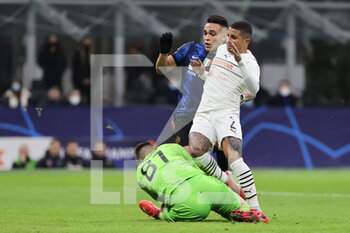 2021-11-24 - Lautaro Martinez of FC Internazionale fights for the ball against Anatolii Trubin of FC Shakhtar Donetsk and Dodo of FC Shakhtar Donetsk during the UEFA Champions League 2021/22 Group Stage - Group D football match between FC Internazionale and FC Shakhtar Donetsk at Giuseppe Meazza Stadium, Milan, Italy on November 24, 2021 - INTER - FC INTERNAZIONALE VS SHAKHTAR DONETSK - UEFA CHAMPIONS LEAGUE - SOCCER
