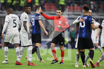 2021-11-24 - Referee Ovidiu Hategan in action during the UEFA Champions League 2021/22 Group Stage - Group D football match between FC Internazionale and FC Shakhtar Donetsk at Giuseppe Meazza Stadium, Milan, Italy on November 24, 2021 - INTER - FC INTERNAZIONALE VS SHAKHTAR DONETSK - UEFA CHAMPIONS LEAGUE - SOCCER