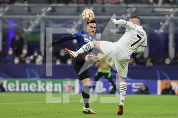 2021-11-24 - Lautaro Martinez of FC Internazionale fights for the ball against Naycon of FC Shakhtar Donetsk during the UEFA Champions League 2021/22 Group Stage - Group D football match between FC Internazionale and FC Shakhtar Donetsk at Giuseppe Meazza Stadium, Milan, Italy on November 24, 2021 - INTER - FC INTERNAZIONALE VS SHAKHTAR DONETSK - UEFA CHAMPIONS LEAGUE - SOCCER