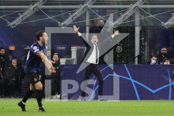 2021-11-24 - Simone Inzaghi Head Coach of FC Internazionale reacts from the bench during the UEFA Champions League 2021/22 Group Stage - Group D football match between FC Internazionale and FC Shakhtar Donetsk at Giuseppe Meazza Stadium, Milan, Italy on November 24, 2021 - INTER - FC INTERNAZIONALE VS SHAKHTAR DONETSK - UEFA CHAMPIONS LEAGUE - SOCCER