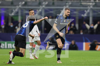 2021-11-24 - Edin Dzeko of FC Internazionale celebrates after scoring a goal during the UEFA Champions League 2021/22 Group Stage - Group D football match between FC Internazionale and FC Shakhtar Donetsk at Giuseppe Meazza Stadium, Milan, Italy on November 24, 2021 - INTER - FC INTERNAZIONALE VS SHAKHTAR DONETSK - UEFA CHAMPIONS LEAGUE - SOCCER