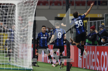 2021-11-24 - Edin Dzeko of FC Internazionale celebrates after scoring a goal with Lautaro Martinez of FC Internazionale during the UEFA Champions League 2021/22 Group Stage - Group D football match between FC Internazionale and FC Shakhtar Donetsk at Giuseppe Meazza Stadium, Milan, Italy on November 24, 2021 - INTER - FC INTERNAZIONALE VS SHAKHTAR DONETSK - UEFA CHAMPIONS LEAGUE - SOCCER