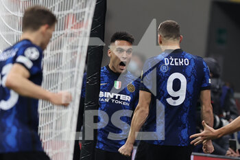 2021-11-24 - Edin Dzeko of FC Internazionale celebrates after scoring a goal with Lautaro Martinez of FC Internazionale during the UEFA Champions League 2021/22 Group Stage - Group D football match between FC Internazionale and FC Shakhtar Donetsk at Giuseppe Meazza Stadium, Milan, Italy on November 24, 2021 - INTER - FC INTERNAZIONALE VS SHAKHTAR DONETSK - UEFA CHAMPIONS LEAGUE - SOCCER