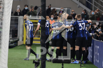 2021-11-24 - Edin Dzeko of FC Internazionale celebrates with his teammates after scoring a goal during the UEFA Champions League 2021/22 Group Stage - Group D football match between FC Internazionale and FC Shakhtar Donetsk at Giuseppe Meazza Stadium, Milan, Italy on November 24, 2021 - INTER - FC INTERNAZIONALE VS SHAKHTAR DONETSK - UEFA CHAMPIONS LEAGUE - SOCCER