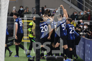 2021-11-24 - Edin Dzeko of FC Internazionale celebrates with his teammates after scoring a goal during the UEFA Champions League 2021/22 Group Stage - Group D football match between FC Internazionale and FC Shakhtar Donetsk at Giuseppe Meazza Stadium, Milan, Italy on November 24, 2021 - INTER - FC INTERNAZIONALE VS SHAKHTAR DONETSK - UEFA CHAMPIONS LEAGUE - SOCCER