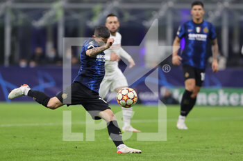 2021-11-24 - Stefano Sensi of FC Internazionale in action during the UEFA Champions League 2021/22 Group Stage - Group D football match between FC Internazionale and FC Shakhtar Donetsk at Giuseppe Meazza Stadium, Milan, Italy on November 24, 2021 - INTER - FC INTERNAZIONALE VS SHAKHTAR DONETSK - UEFA CHAMPIONS LEAGUE - SOCCER