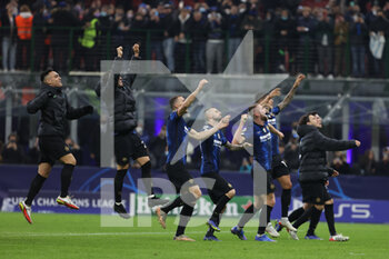 2021-11-24 - FC Internazionale players celebrate the victory at the end of the match during the UEFA Champions League 2021/22 Group Stage - Group D football match between FC Internazionale and FC Shakhtar Donetsk at Giuseppe Meazza Stadium, Milan, Italy on November 24, 2021 - INTER - FC INTERNAZIONALE VS SHAKHTAR DONETSK - UEFA CHAMPIONS LEAGUE - SOCCER