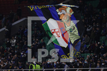 2021-11-24 - A fan waves a giant flag during the UEFA Champions League 2021/22 Group Stage - Group D football match between FC Internazionale and FC Shakhtar Donetsk at Giuseppe Meazza Stadium, Milan, Italy on November 24, 2021 - INTER - FC INTERNAZIONALE VS SHAKHTAR DONETSK - UEFA CHAMPIONS LEAGUE - SOCCER