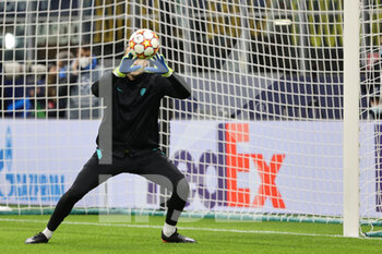 2021-11-24 - Samir Handanovic of FC Internazionale warms up during the UEFA Champions League 2021/22 Group Stage - Group D football match between FC Internazionale and FC Shakhtar Donetsk at Giuseppe Meazza Stadium, Milan, Italy on November 24, 2021 - INTER - FC INTERNAZIONALE VS SHAKHTAR DONETSK - UEFA CHAMPIONS LEAGUE - SOCCER