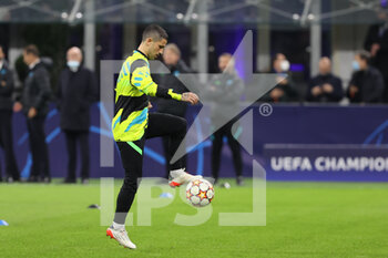2021-11-24 - Stefano Sensi of FC Internazionale warms up during the UEFA Champions League 2021/22 Group Stage - Group D football match between FC Internazionale and FC Shakhtar Donetsk at Giuseppe Meazza Stadium, Milan, Italy on November 24, 2021 - INTER - FC INTERNAZIONALE VS SHAKHTAR DONETSK - UEFA CHAMPIONS LEAGUE - SOCCER
