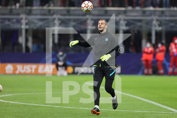 2021-11-24 - Samir Handanovic of FC Internazionale warms up during the UEFA Champions League 2021/22 Group Stage - Group D football match between FC Internazionale and FC Shakhtar Donetsk at Giuseppe Meazza Stadium, Milan, Italy on November 24, 2021 - INTER - FC INTERNAZIONALE VS SHAKHTAR DONETSK - UEFA CHAMPIONS LEAGUE - SOCCER