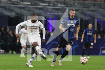 2021-11-24 - Marlon of FC Shakhtar Donetsk in action during the UEFA Champions League 2021/22 Group Stage - Group D football match between FC Internazionale and FC Shakhtar Donetsk at Giuseppe Meazza Stadium, Milan, Italy on November 24, 2021 - INTER - FC INTERNAZIONALE VS SHAKHTAR DONETSK - UEFA CHAMPIONS LEAGUE - SOCCER