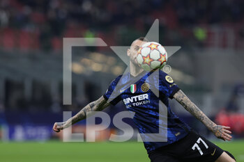 2021-11-24 - Marcelo Brozovic of FC Internazionale in action during the UEFA Champions League 2021/22 Group Stage - Group D football match between FC Internazionale and FC Shakhtar Donetsk at Giuseppe Meazza Stadium, Milan, Italy on November 24, 2021 - INTER - FC INTERNAZIONALE VS SHAKHTAR DONETSK - UEFA CHAMPIONS LEAGUE - SOCCER