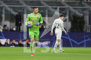 2021-11-24 - Anatolii Trubin of FC Shakhtar Donetsk in action during the UEFA Champions League 2021/22 Group Stage - Group D football match between FC Internazionale and FC Shakhtar Donetsk at Giuseppe Meazza Stadium, Milan, Italy on November 24, 2021 - INTER - FC INTERNAZIONALE VS SHAKHTAR DONETSK - UEFA CHAMPIONS LEAGUE - SOCCER