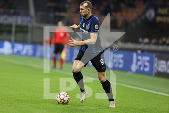 2021-11-24 - Edin Dzeko of FC Internazionale in action during the UEFA Champions League 2021/22 Group Stage - Group D football match between FC Internazionale and FC Shakhtar Donetsk at Giuseppe Meazza Stadium, Milan, Italy on November 24, 2021 - INTER - FC INTERNAZIONALE VS SHAKHTAR DONETSK - UEFA CHAMPIONS LEAGUE - SOCCER