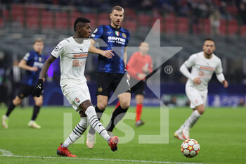 2021-11-24 - Vitao of FC Shakhtar Donetsk in action during the UEFA Champions League 2021/22 Group Stage - Group D football match between FC Internazionale and FC Shakhtar Donetsk at Giuseppe Meazza Stadium, Milan, Italy on November 24, 2021 - INTER - FC INTERNAZIONALE VS SHAKHTAR DONETSK - UEFA CHAMPIONS LEAGUE - SOCCER