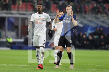 2021-11-24 - Edin Dzeko of FC Internazionale reacts during the UEFA Champions League 2021/22 Group Stage - Group D football match between FC Internazionale and FC Shakhtar Donetsk at Giuseppe Meazza Stadium, Milan, Italy on November 24, 2021 - INTER - FC INTERNAZIONALE VS SHAKHTAR DONETSK - UEFA CHAMPIONS LEAGUE - SOCCER
