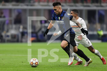 2021-11-24 - Lautaro Martinez of FC Internazionale in action during the UEFA Champions League 2021/22 Group Stage - Group D football match between FC Internazionale and FC Shakhtar Donetsk at Giuseppe Meazza Stadium, Milan, Italy on November 24, 2021 - INTER - FC INTERNAZIONALE VS SHAKHTAR DONETSK - UEFA CHAMPIONS LEAGUE - SOCCER