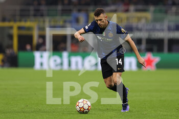 2021-11-24 - Ivan Perisic of FC Internazionale in action during the UEFA Champions League 2021/22 Group Stage - Group D football match between FC Internazionale and FC Shakhtar Donetsk at Giuseppe Meazza Stadium, Milan, Italy on November 24, 2021 - INTER - FC INTERNAZIONALE VS SHAKHTAR DONETSK - UEFA CHAMPIONS LEAGUE - SOCCER